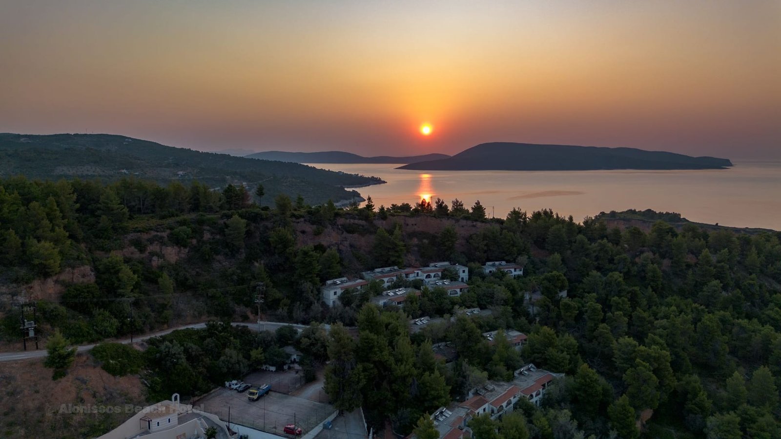 L’Alonissos Beach Hotel tra i pini