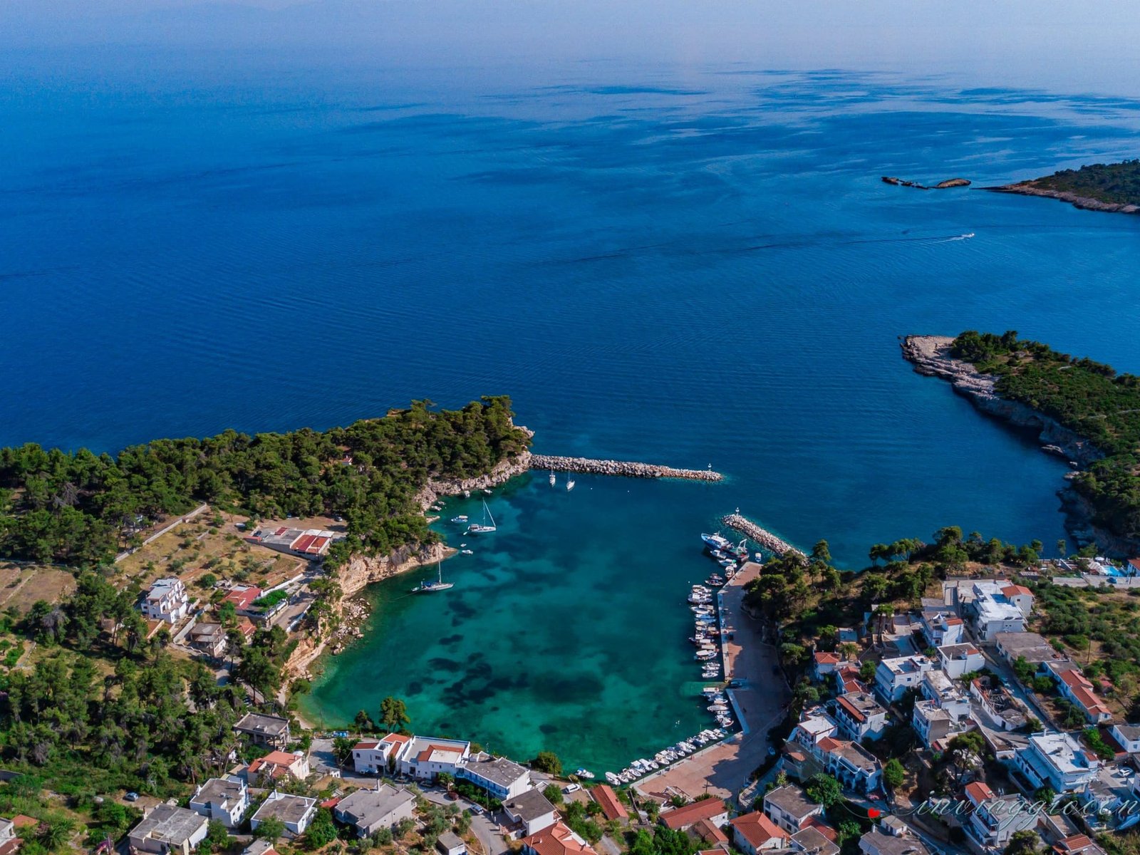 Veduta dall’alto di una baia di Alonissos, con il porticciolo e le barche ormeggiate