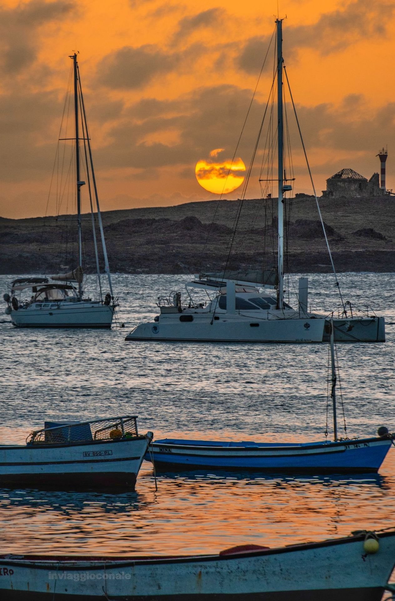 Barca a vela al tramonto