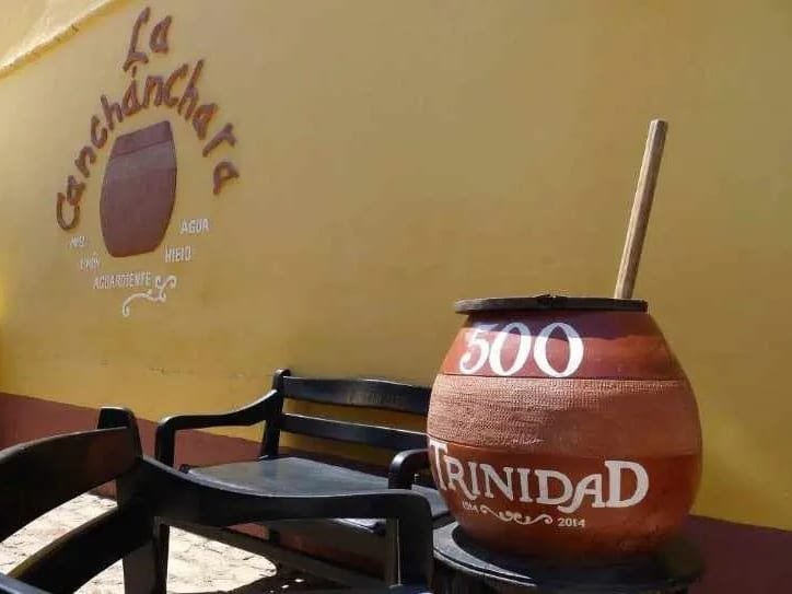 Il vaso di terracotta della canchánchara e l’insegna dipinta del locale, a Trinidad