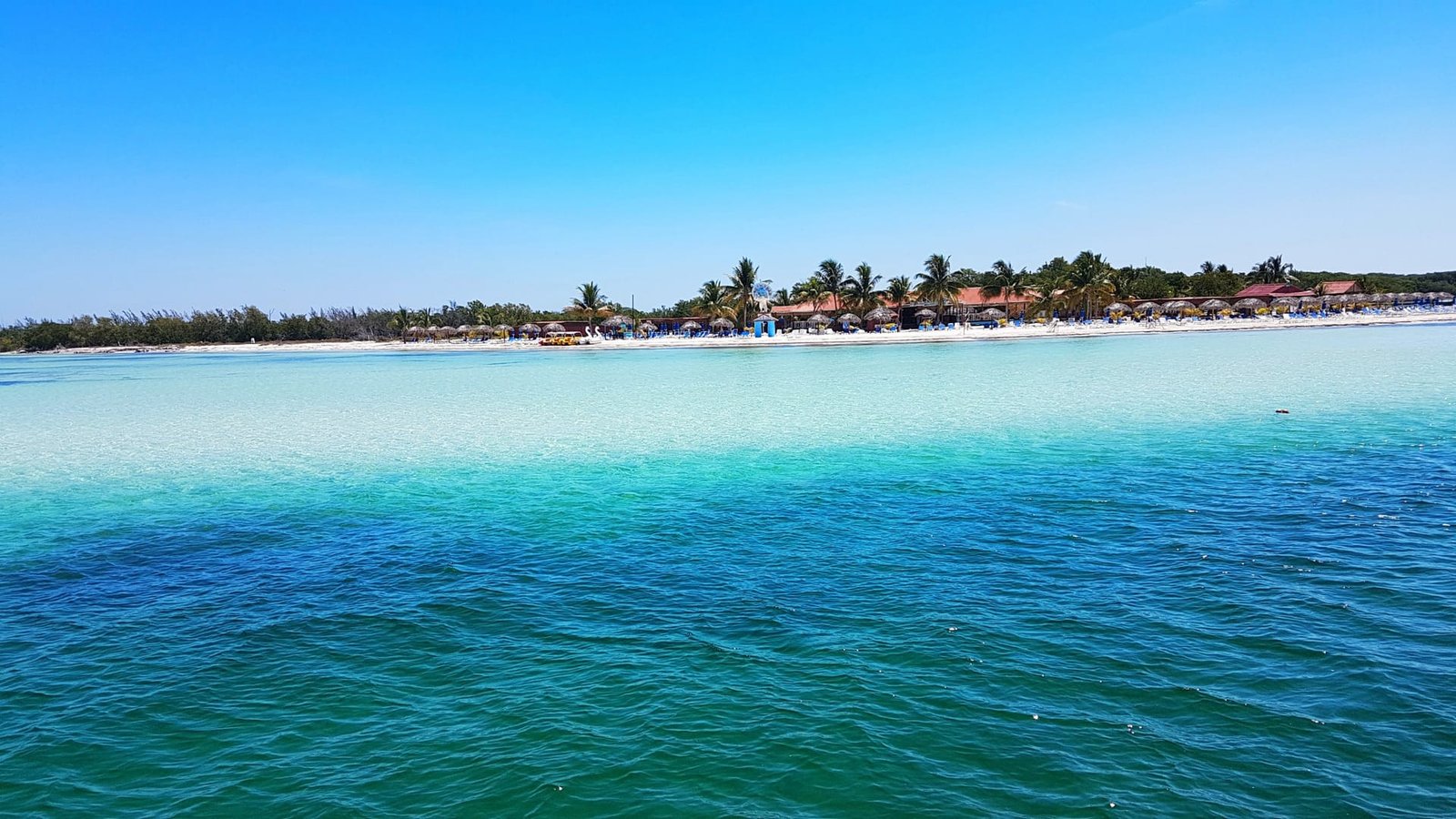 Acque trasparenti di Cayo Blanco