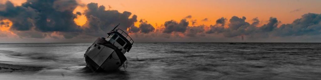 Un relitto di barca al tramonto