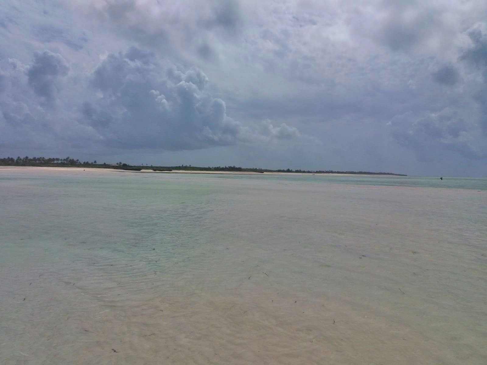 Bassa marea a Watamu, l'acqua si ritira lasciando la sabbia a vista