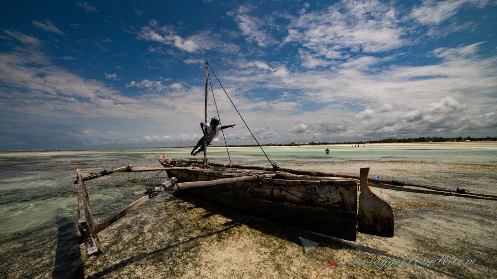 Un dhow arenato sulla sabbia durante la bassa marea
