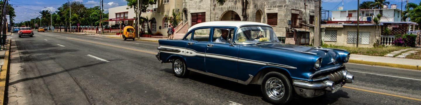 Auto d'epoca colorate per le strade di Cuba