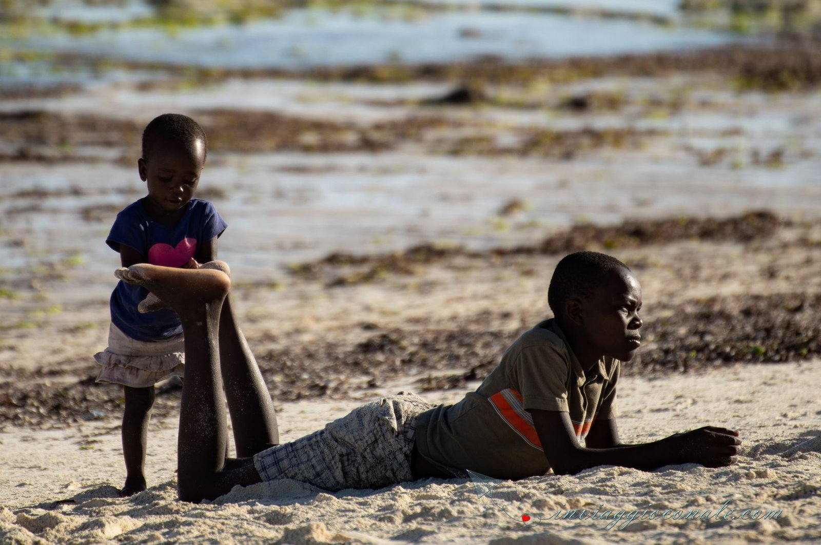 I due bambini che giocano sulla spiaggia di Watamu