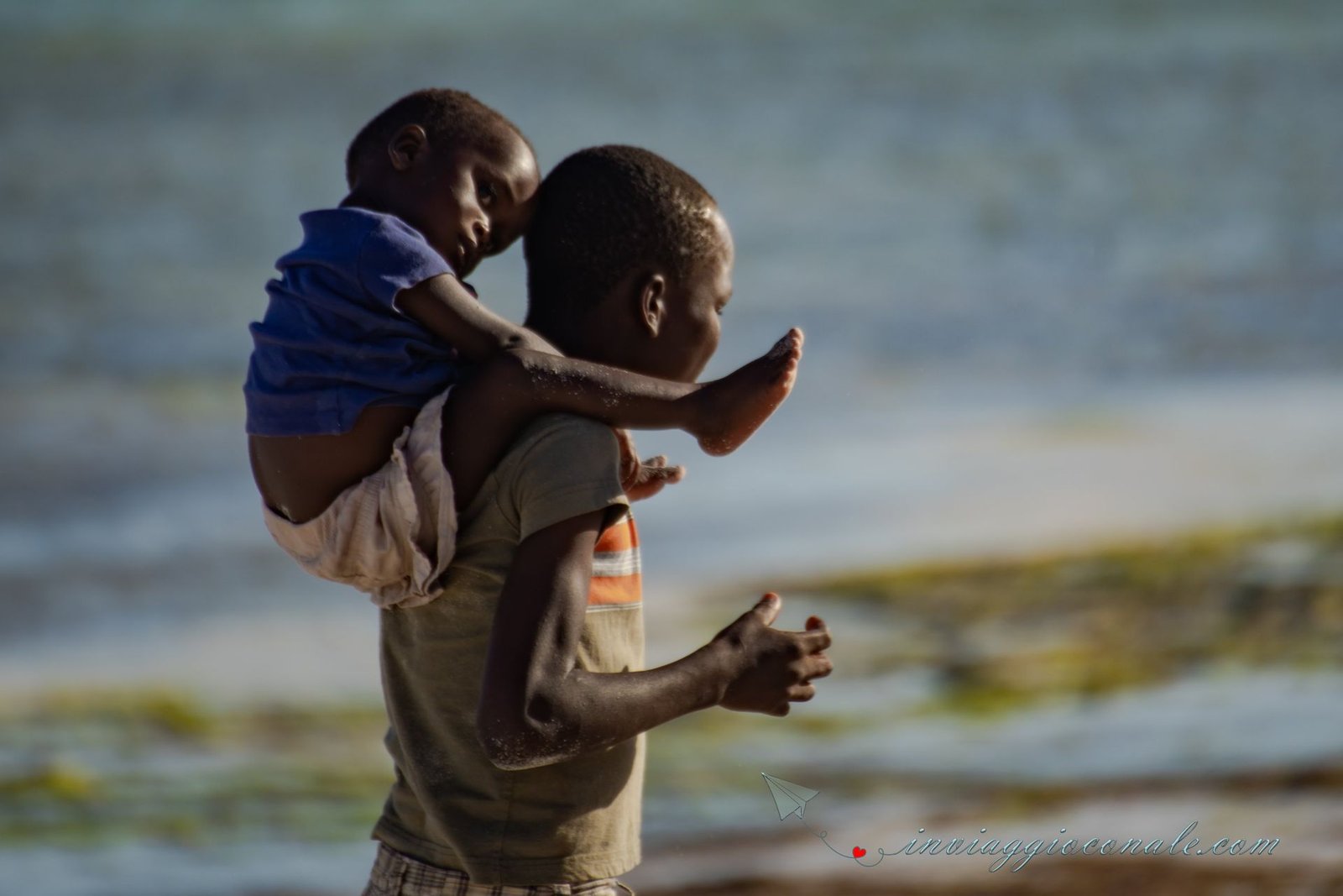 Due bambini felici in riva al mare a Watamu, Kenya