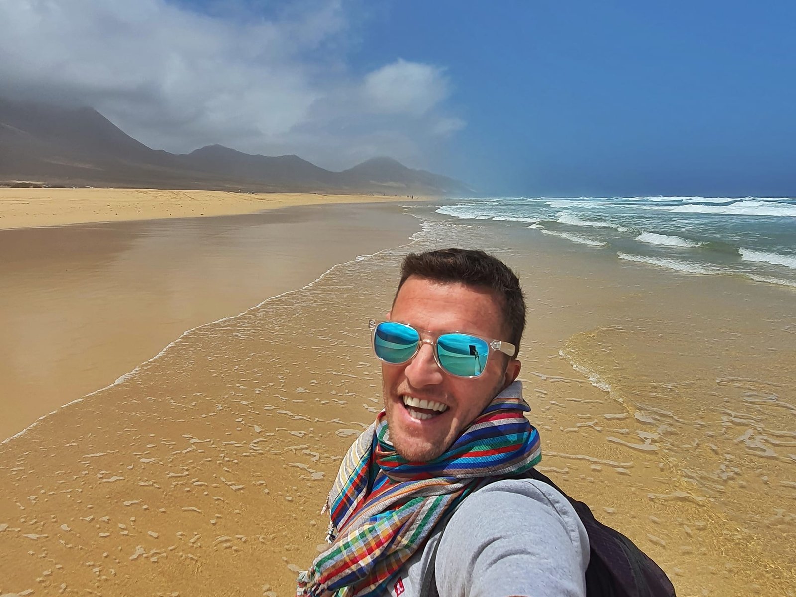 Ale sulla spiaggia di Cofete, con la costa lunga e le montagne alle spalle