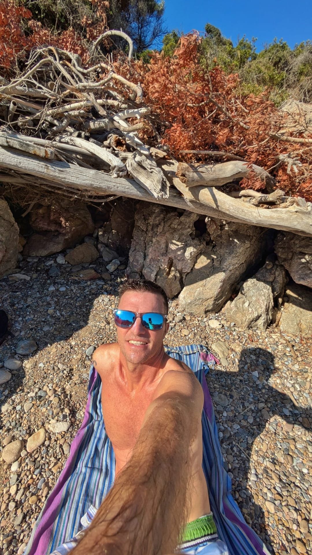 Il sentiero di montagna verso la spiaggia nascosta