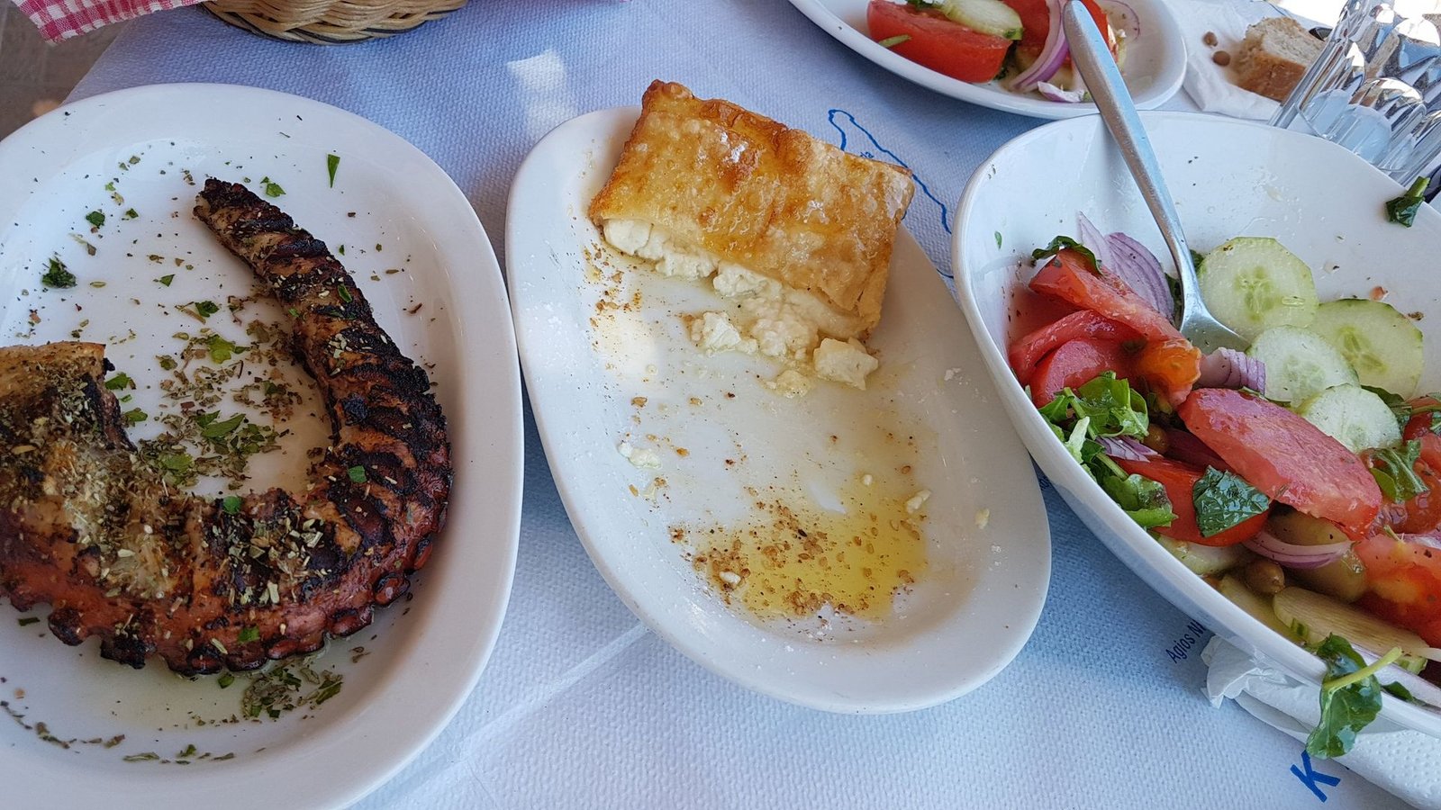 Pranzo in una taverna di Finiki: polpo alla griglia e feta saganaki