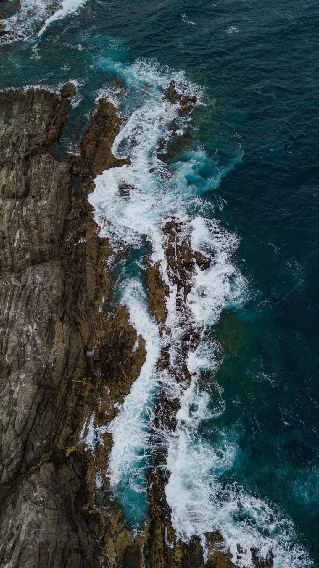 Le onde che si infrangono contro le piscine naturali