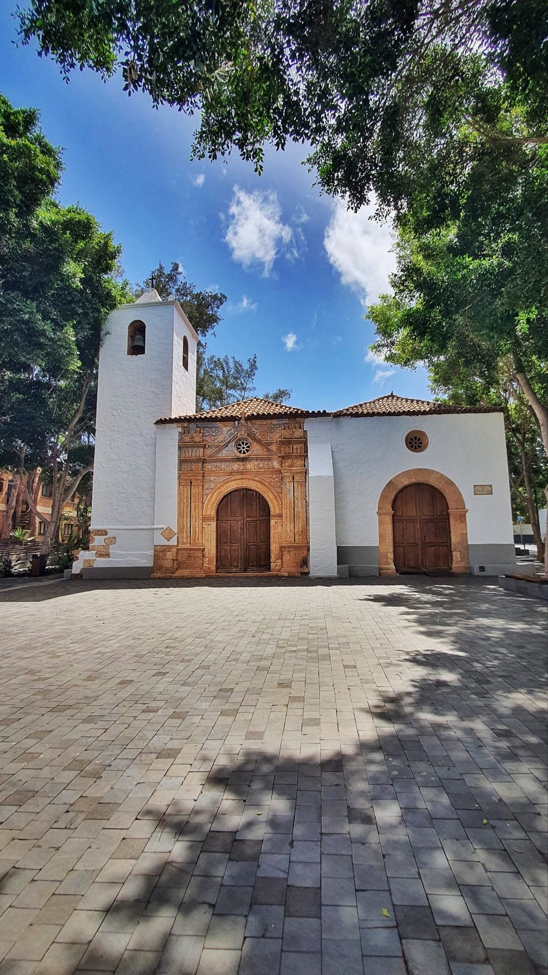 Gli intagli sul portale della chiesa di Pajara