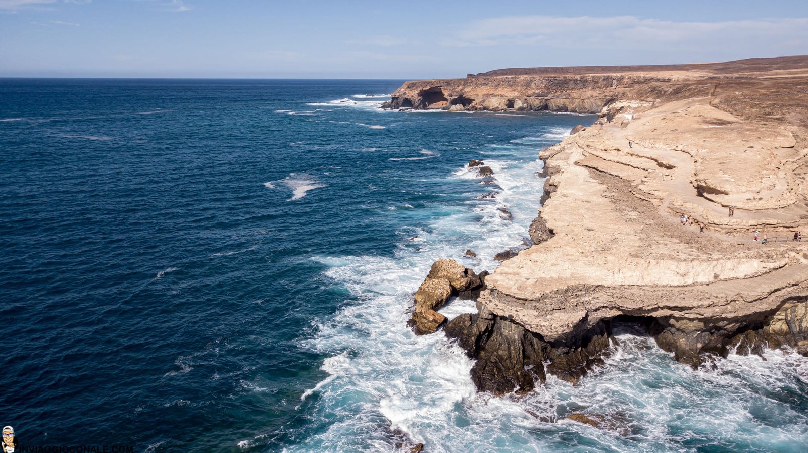 Il contrasto tra sabbia nera e oceano ad Ajuy