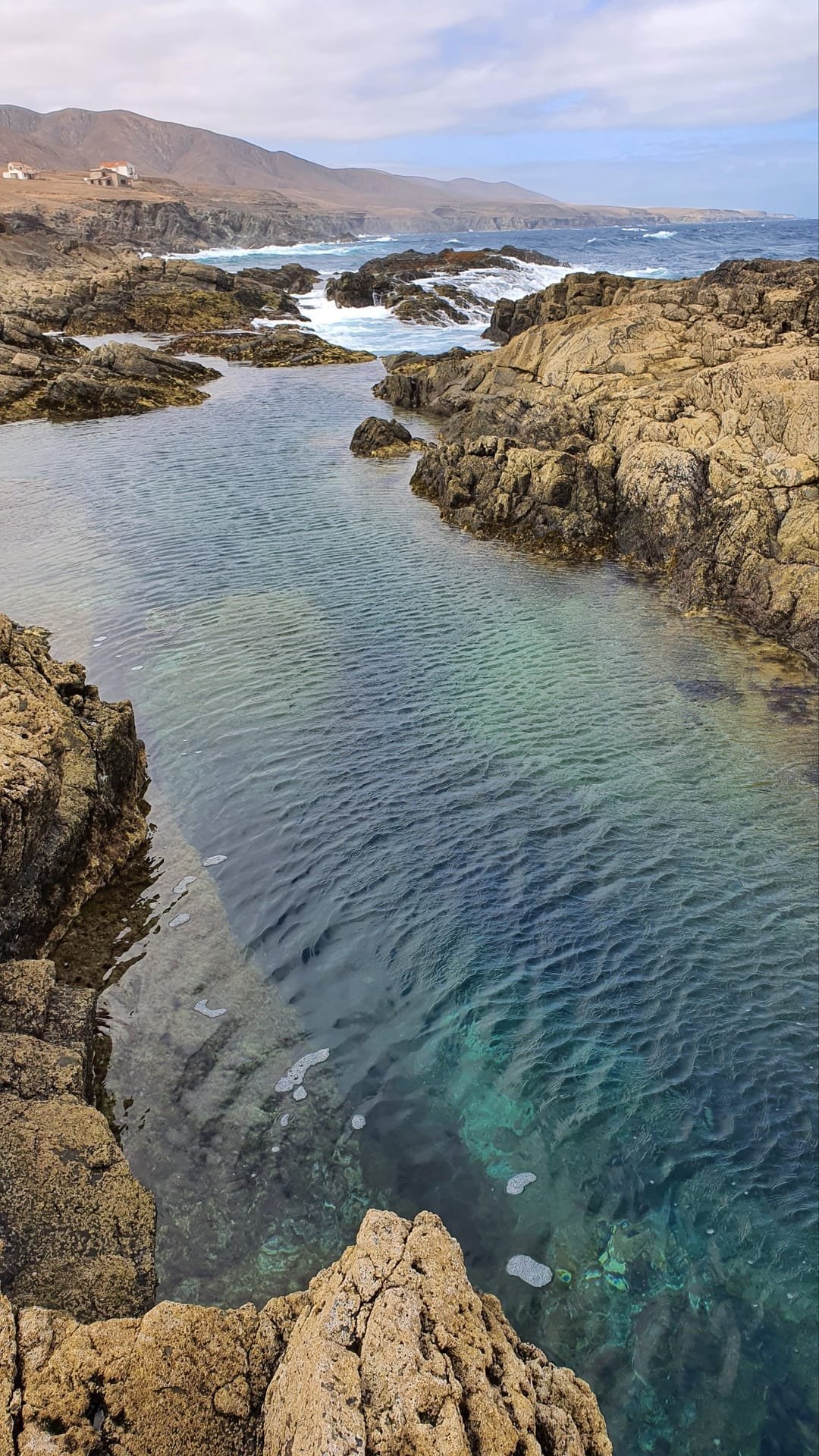La spiaggia dell’hotel mossa dal vento