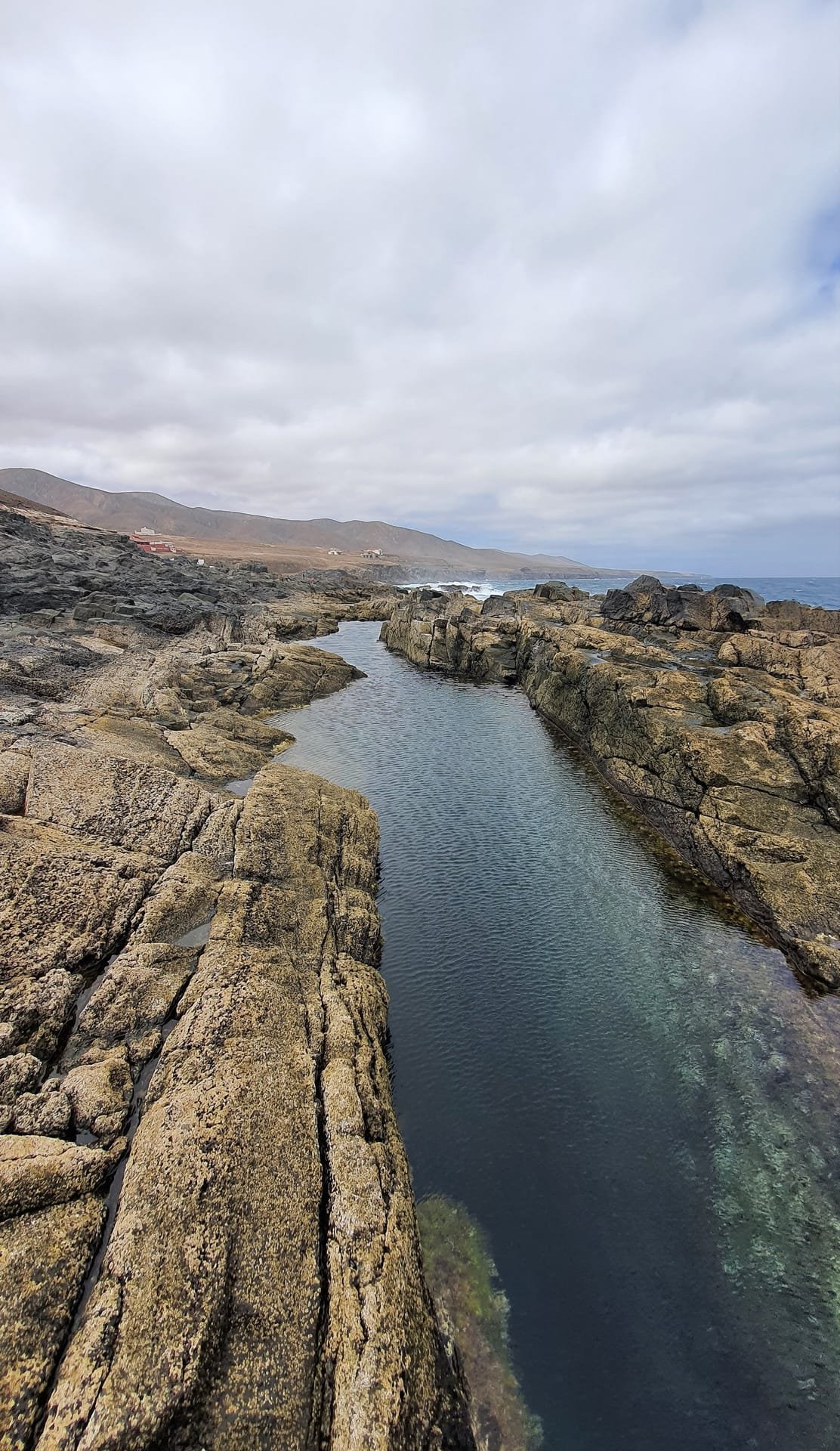 Le onde che si infrangono sulle piscine naturali