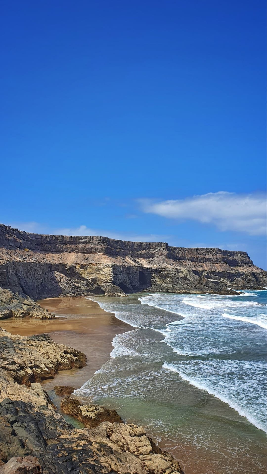 La spiaggia nascosta della baia