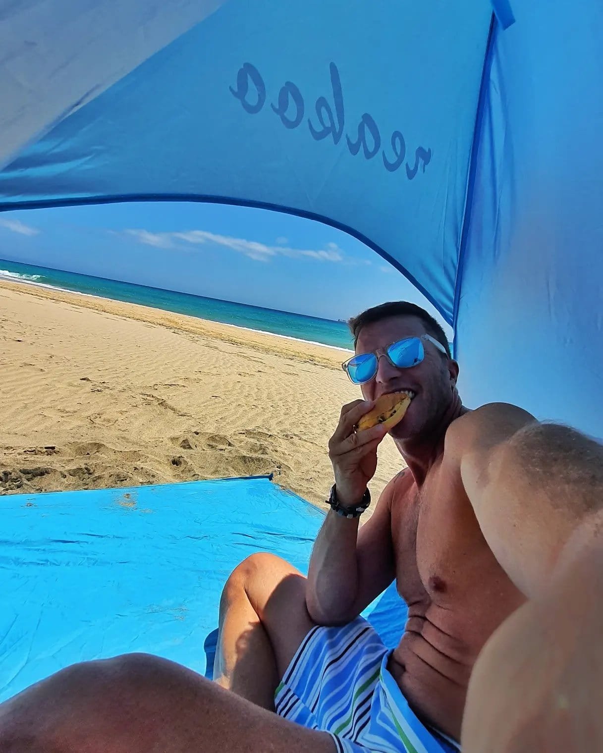 La tenda da spiaggia montata per il giorno libero