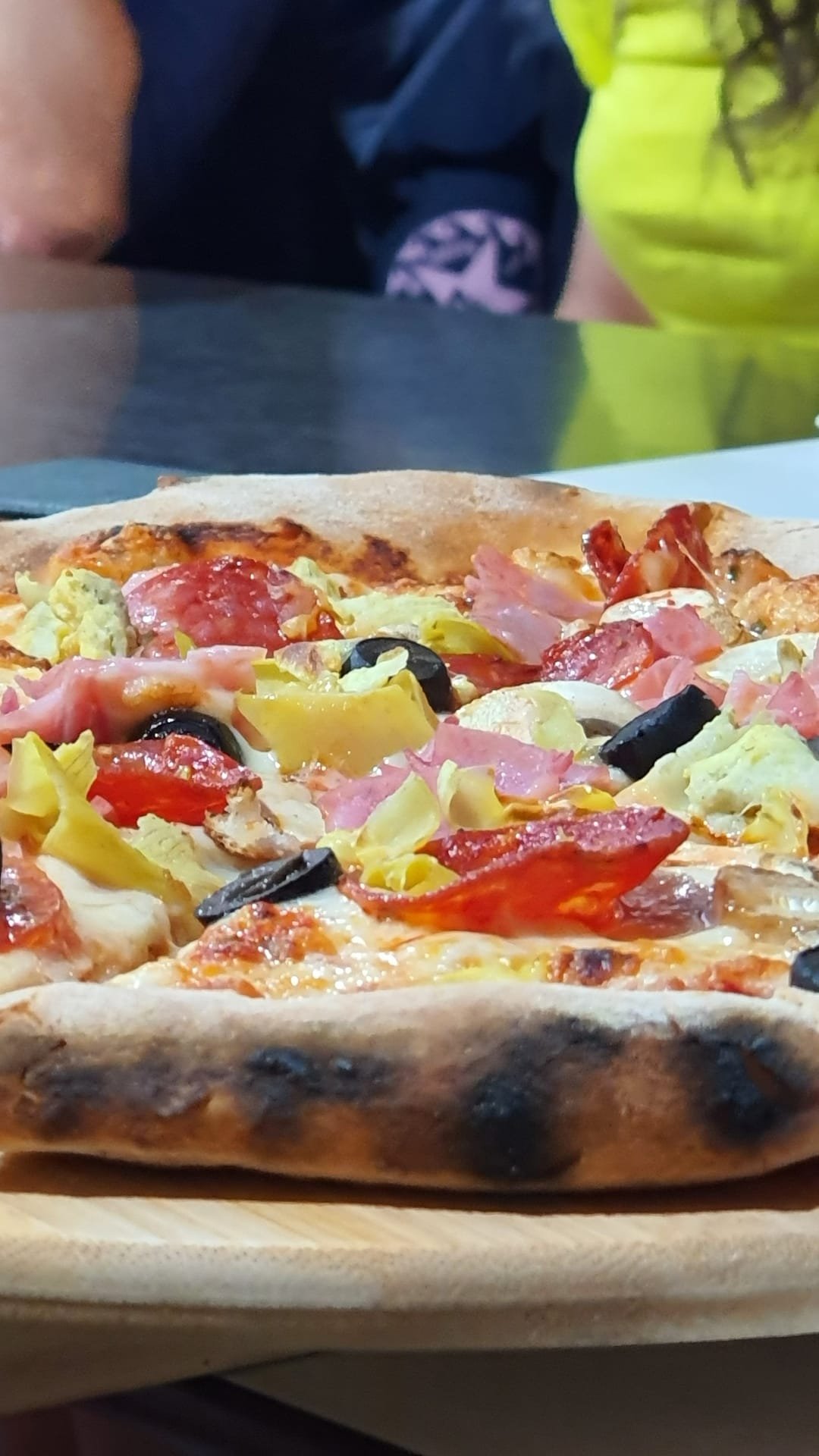 La pizza condivisa per festeggiare l’occasione