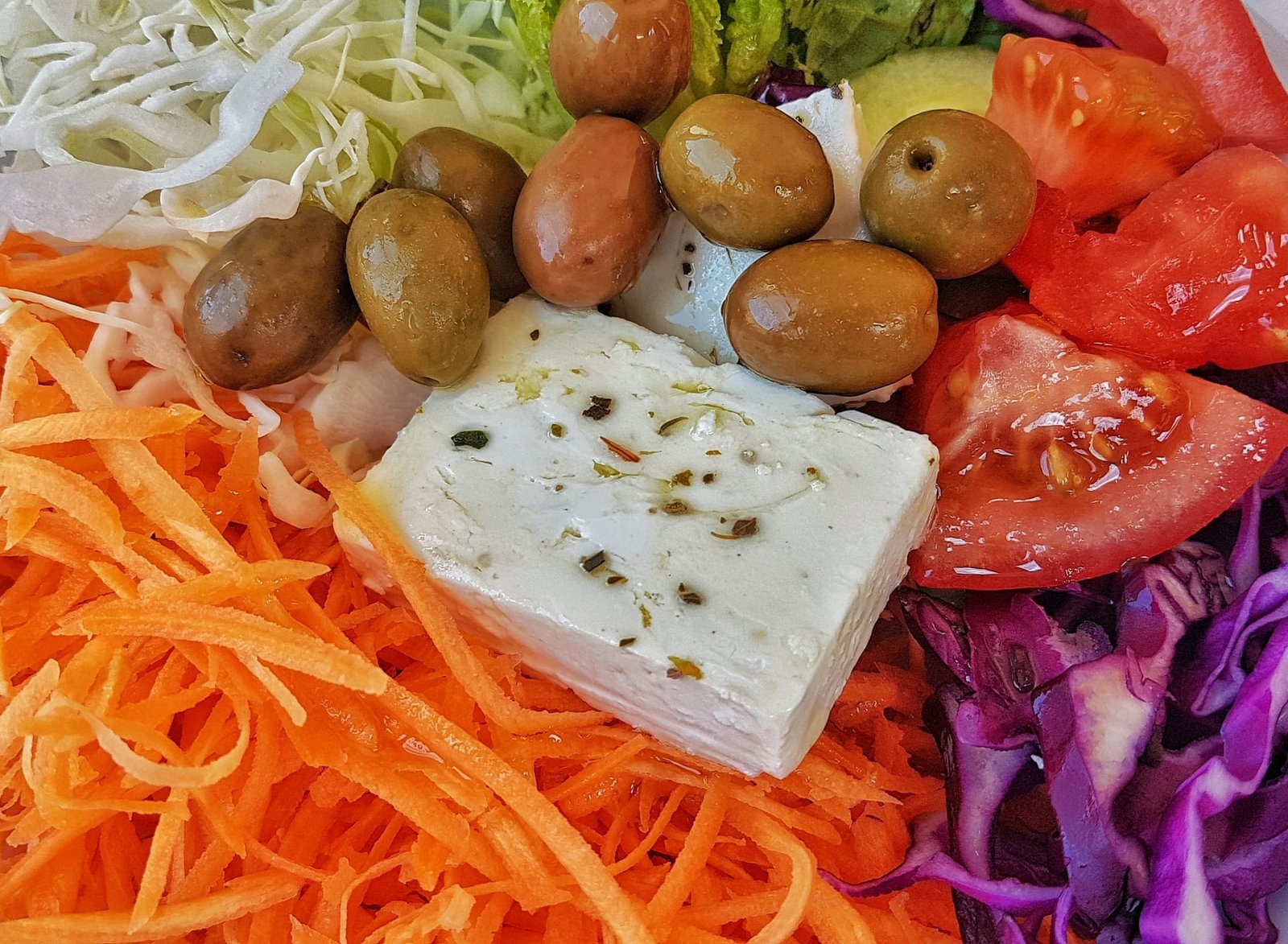 Piatto colorato di cucina mediterranea