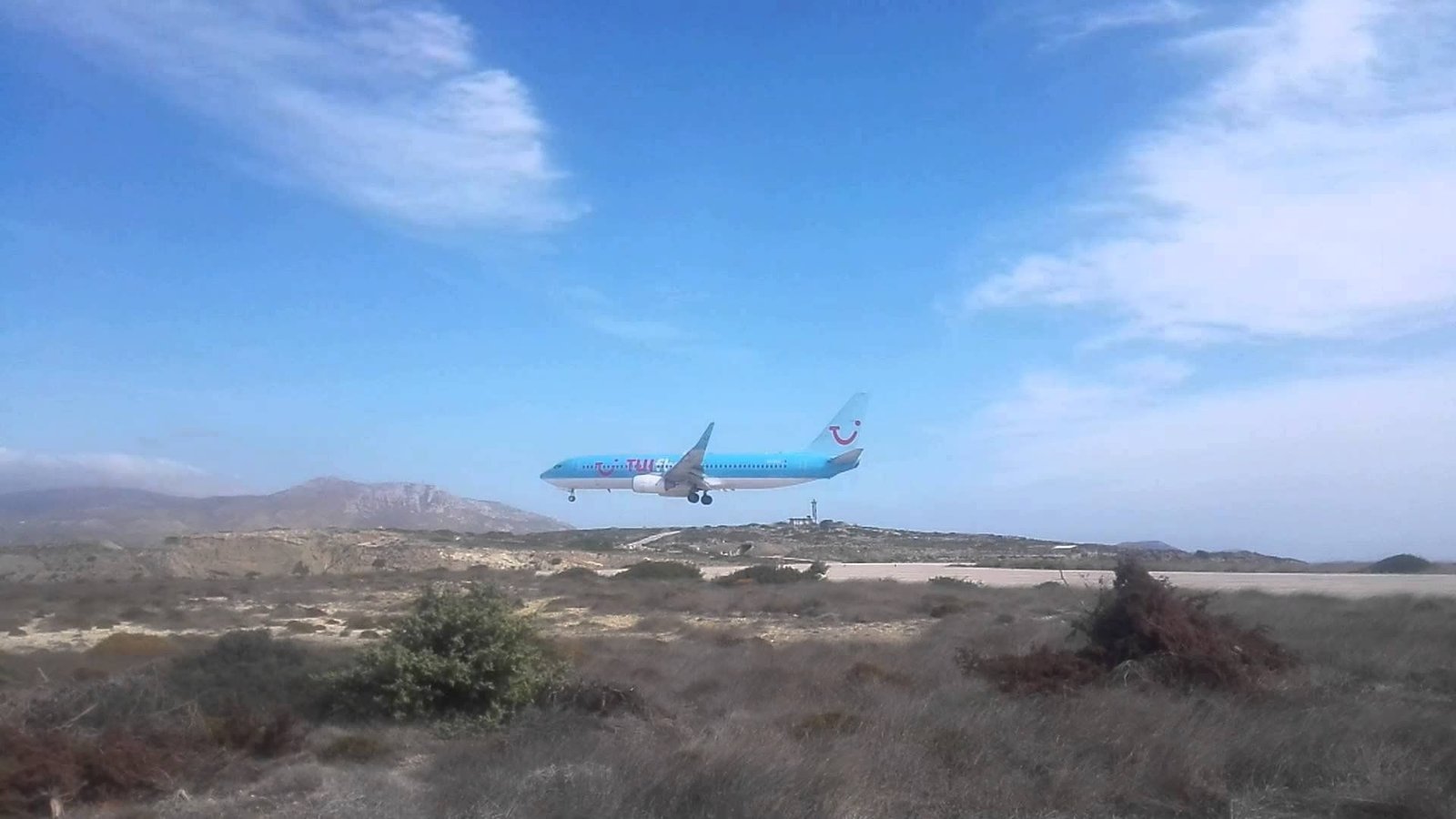 Aereo in atterraggio vicino a Diakoftis