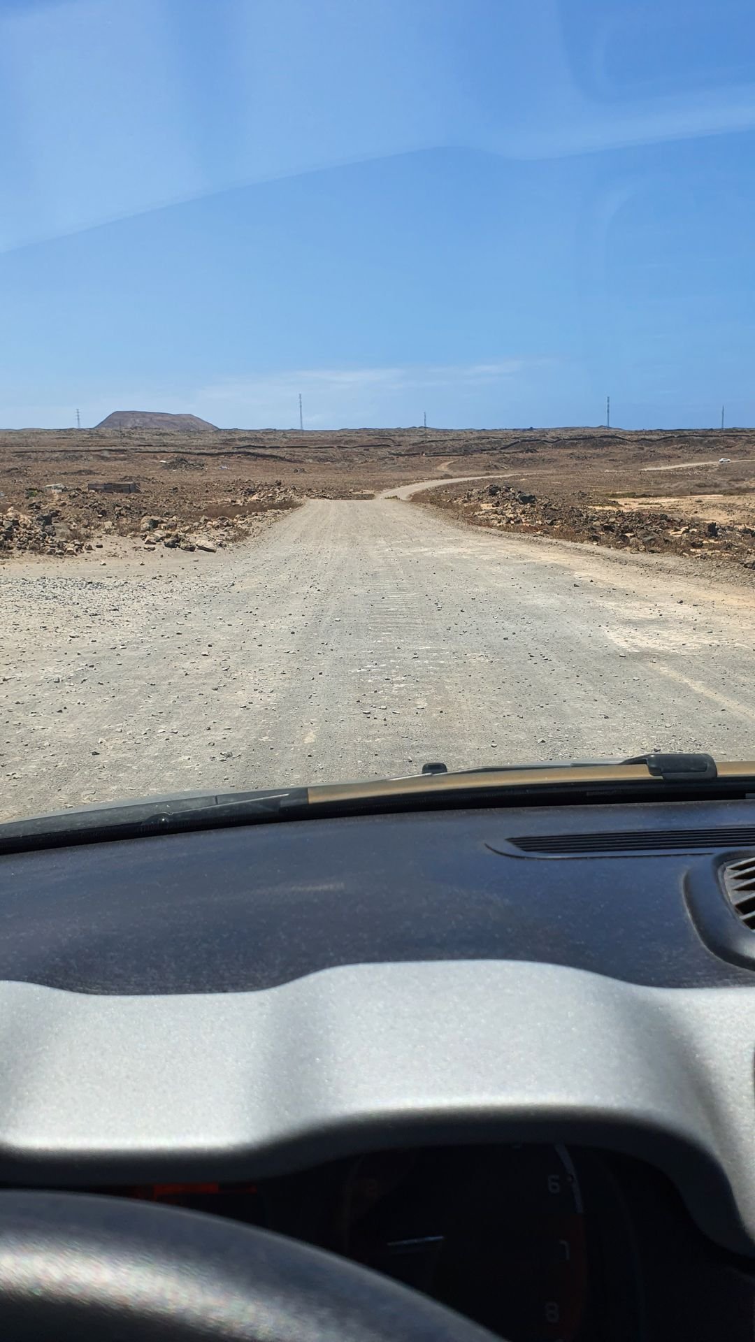 Ci sono 4km di strada sterrata da fare, ma tutto sommato abbastanza buona, ci sono arrivato senza problemi.