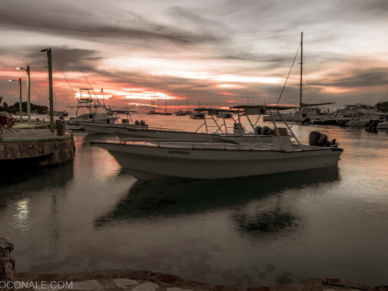 Il tramonto sulla darsena di Bayahíbe, con le barche ormeggiate