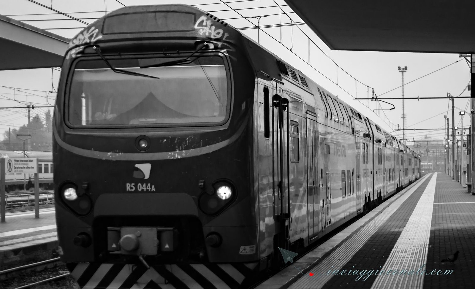 Vista dal finestrino di un treno in viaggio in Italia