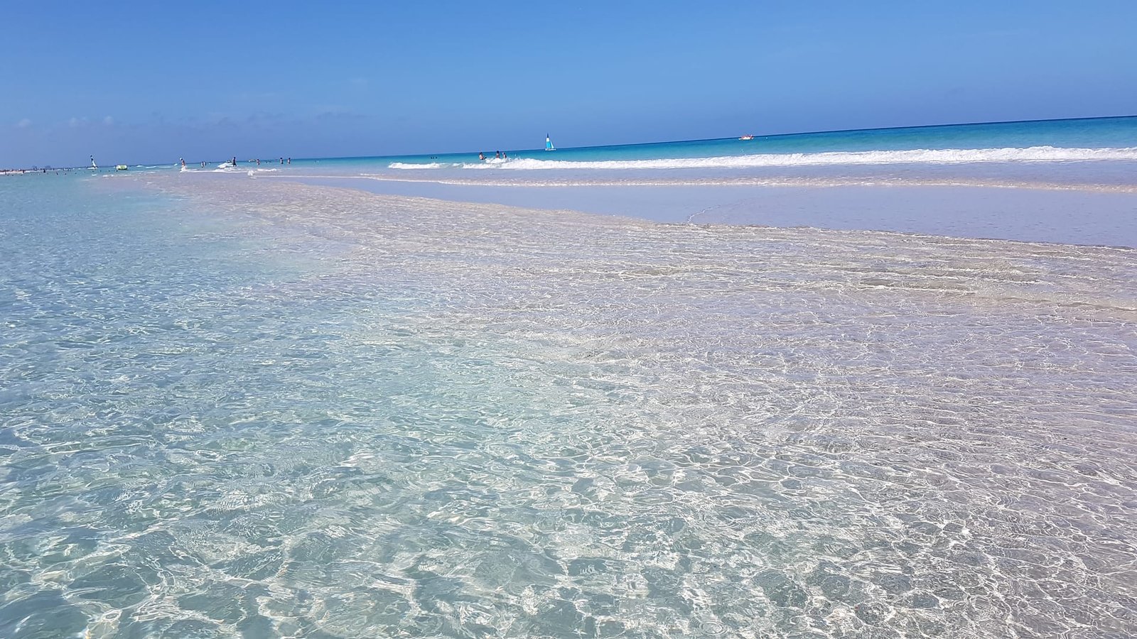 Acqua trasparente della costa cubana