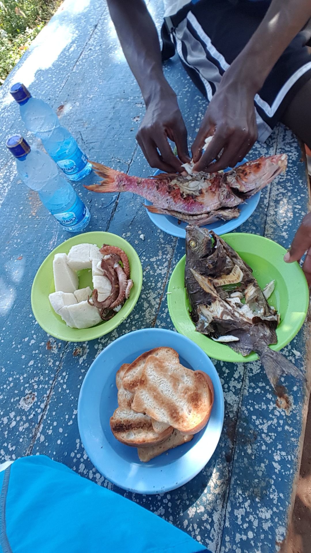 Piatti di pesce alla griglia sulla spiaggia