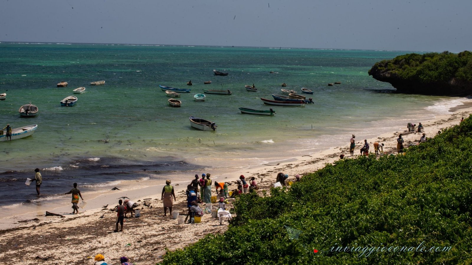 Vista dall’alto della baia con le barche dei pescatori