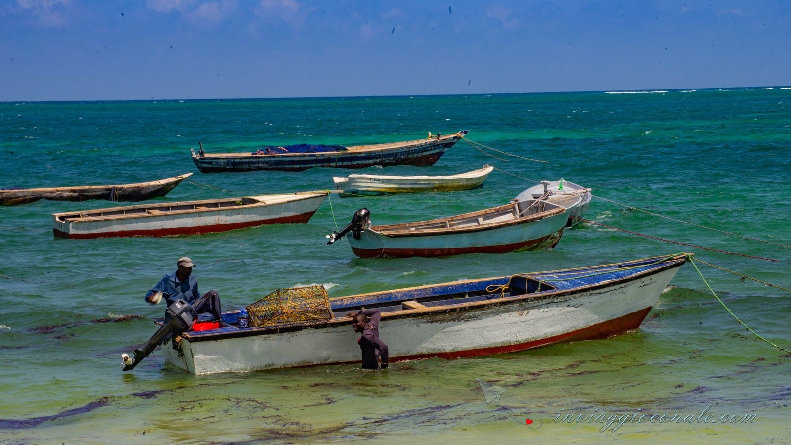 Barche da pesca ormeggiate nella baia