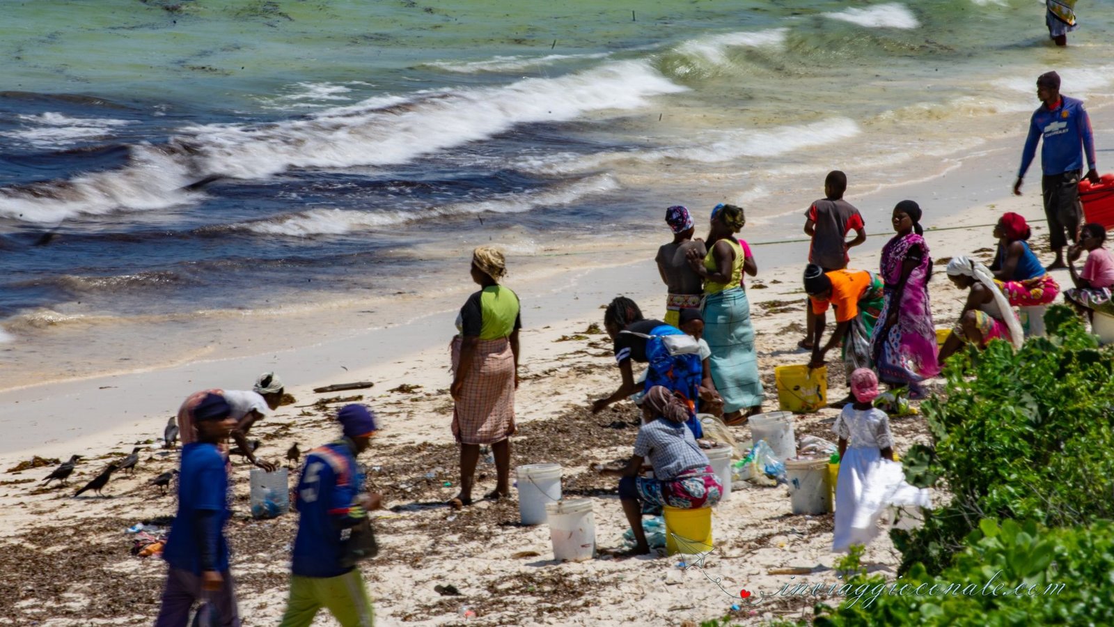La spiaggia gremita di gente al mercato del pesce