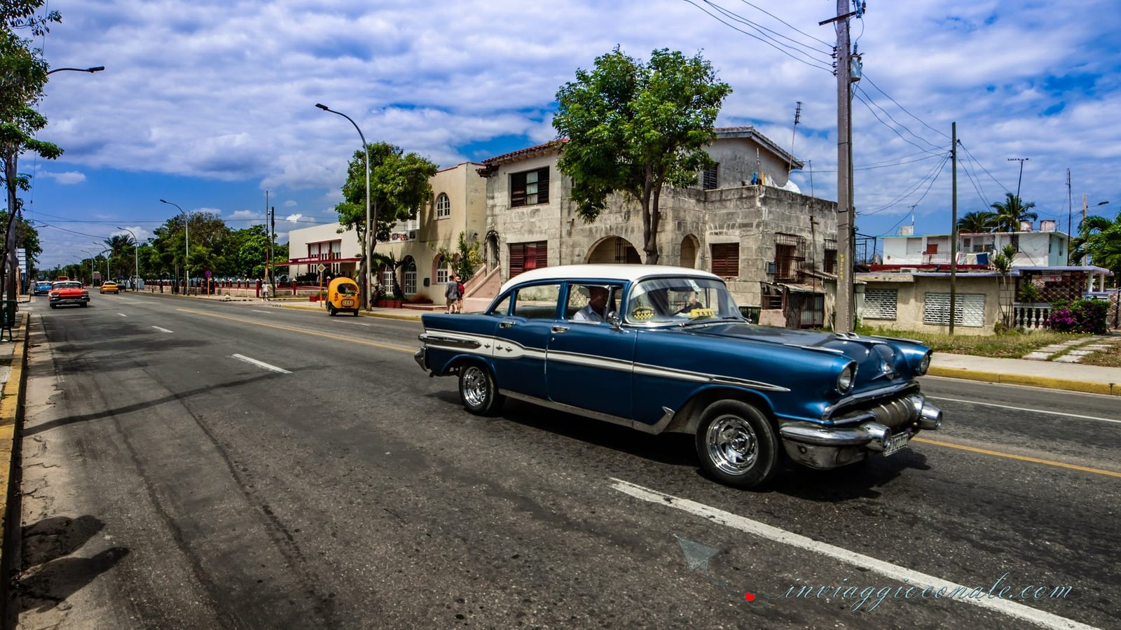 Un tassista con la sua auto d'epoca