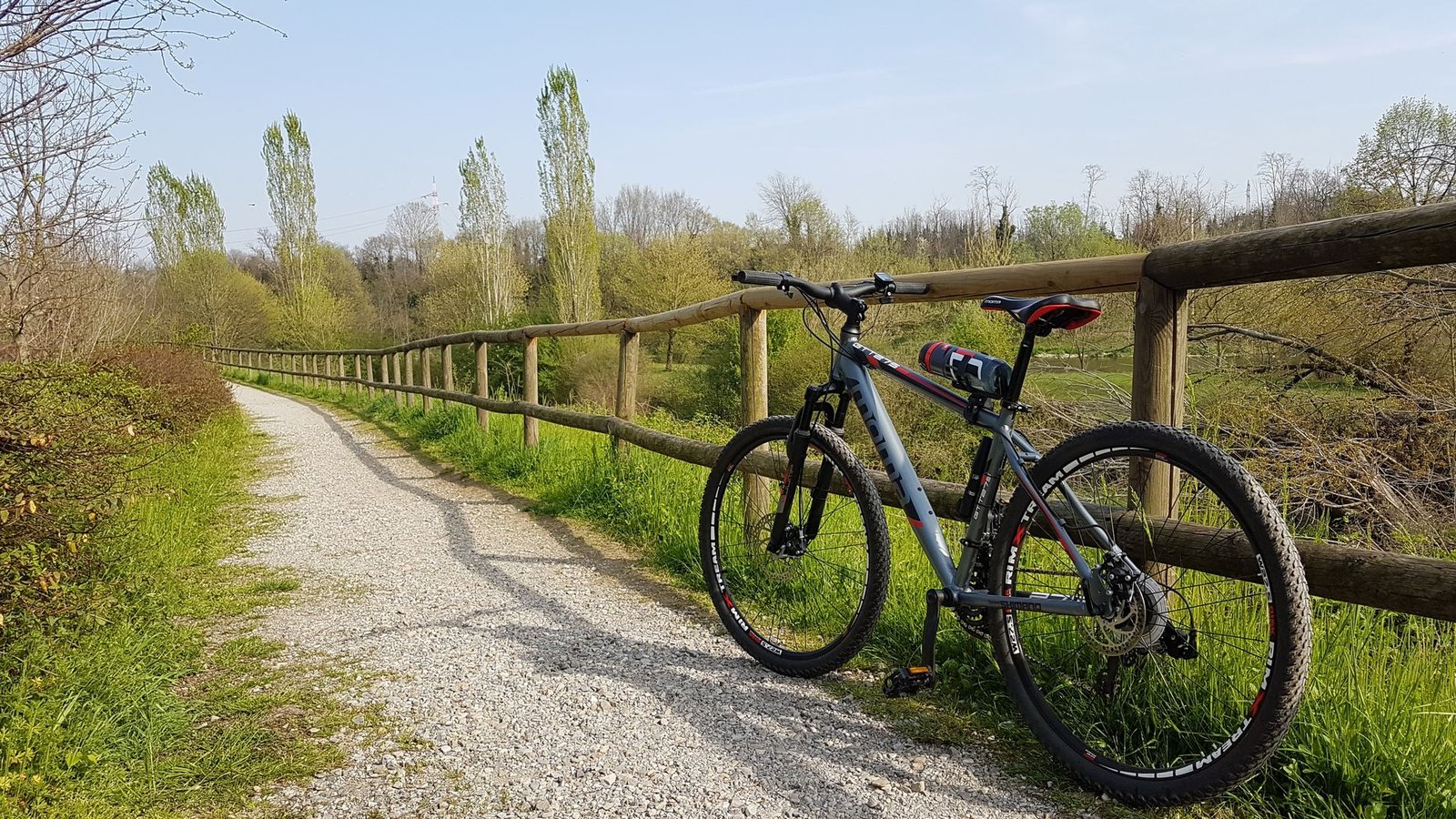 La mountain bike di Alessandro appoggiata lungo un sentiero