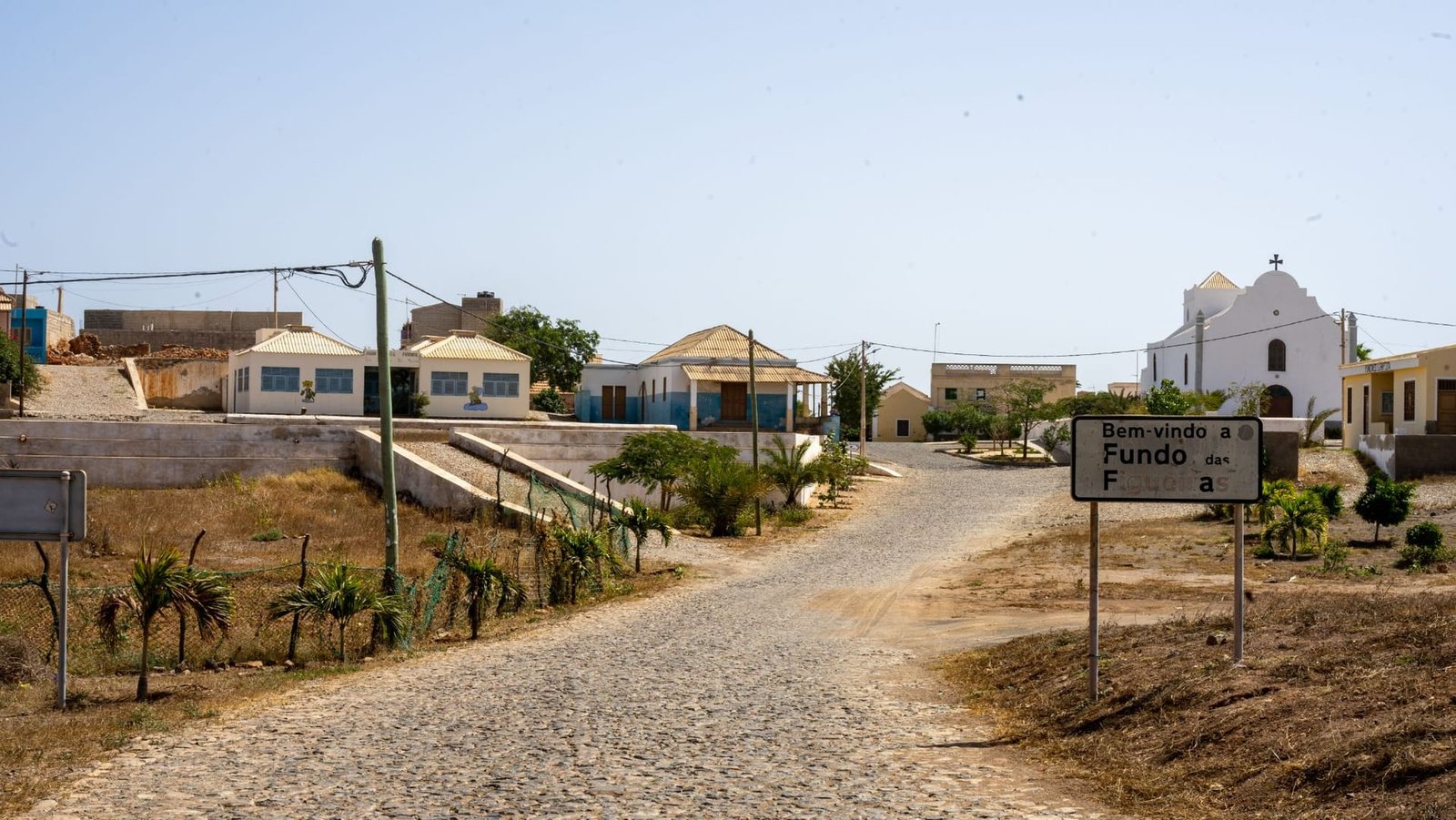 Le strade di terra battuta del villaggio