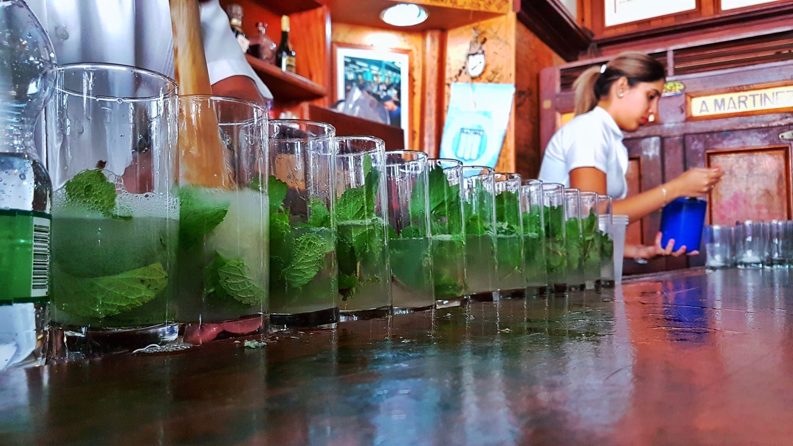 Mojito preparato al bancone de La Bodeguita