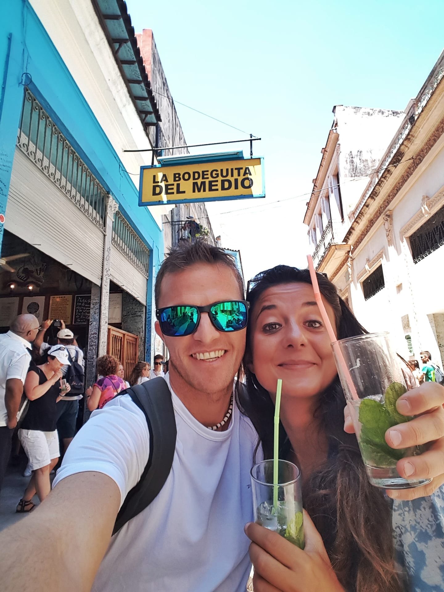 Pareti firmate dai visitatori de La Bodeguita del Medio