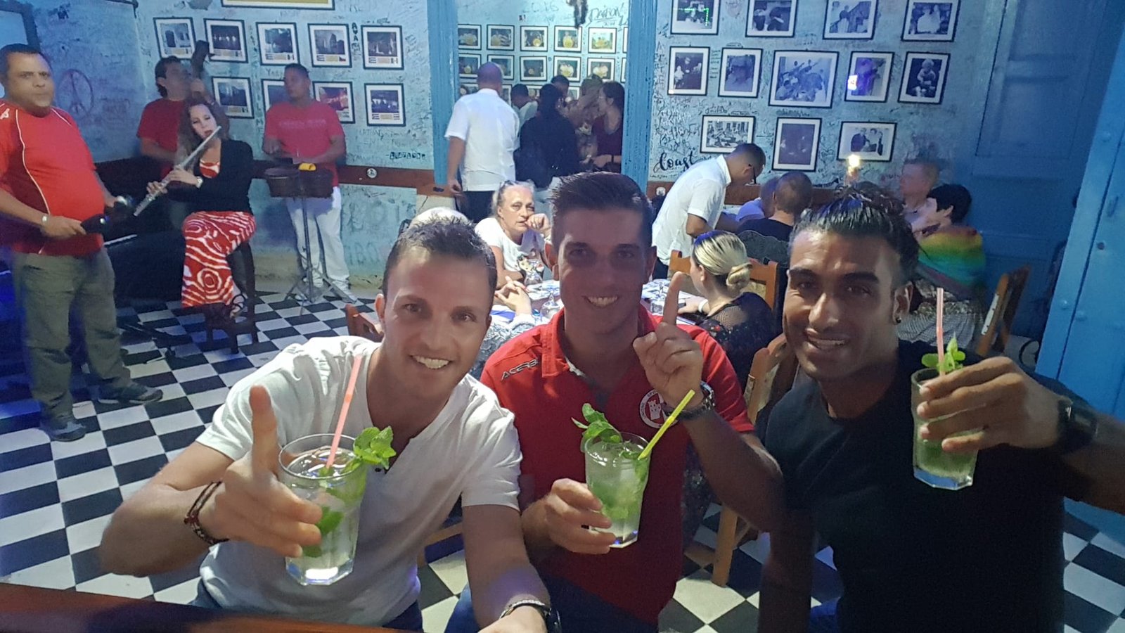 Serata cubana in un locale dell'Avana