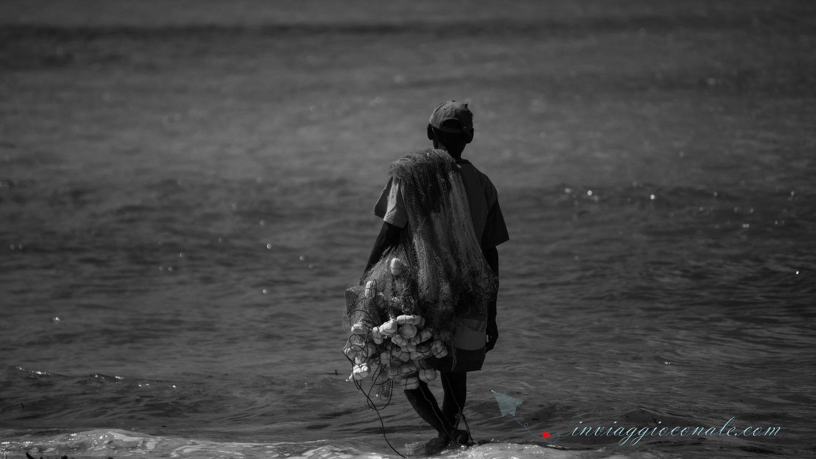 Pescatore keniota con la sua dhow