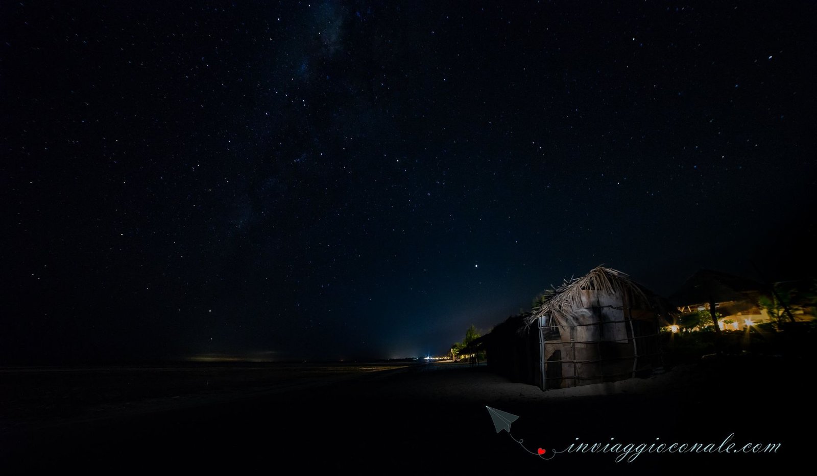 La via lattea sopra una capanna in Kenya