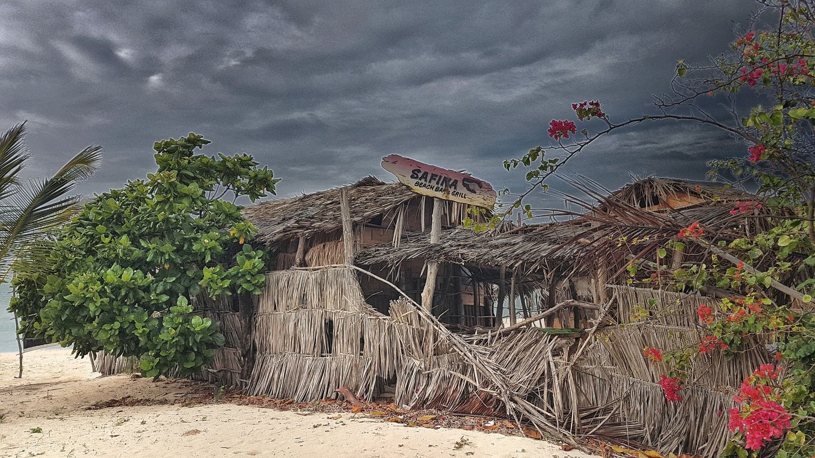 Capanna tradizionale sulla spiaggia in Kenya sotto un cielo nuvoloso
