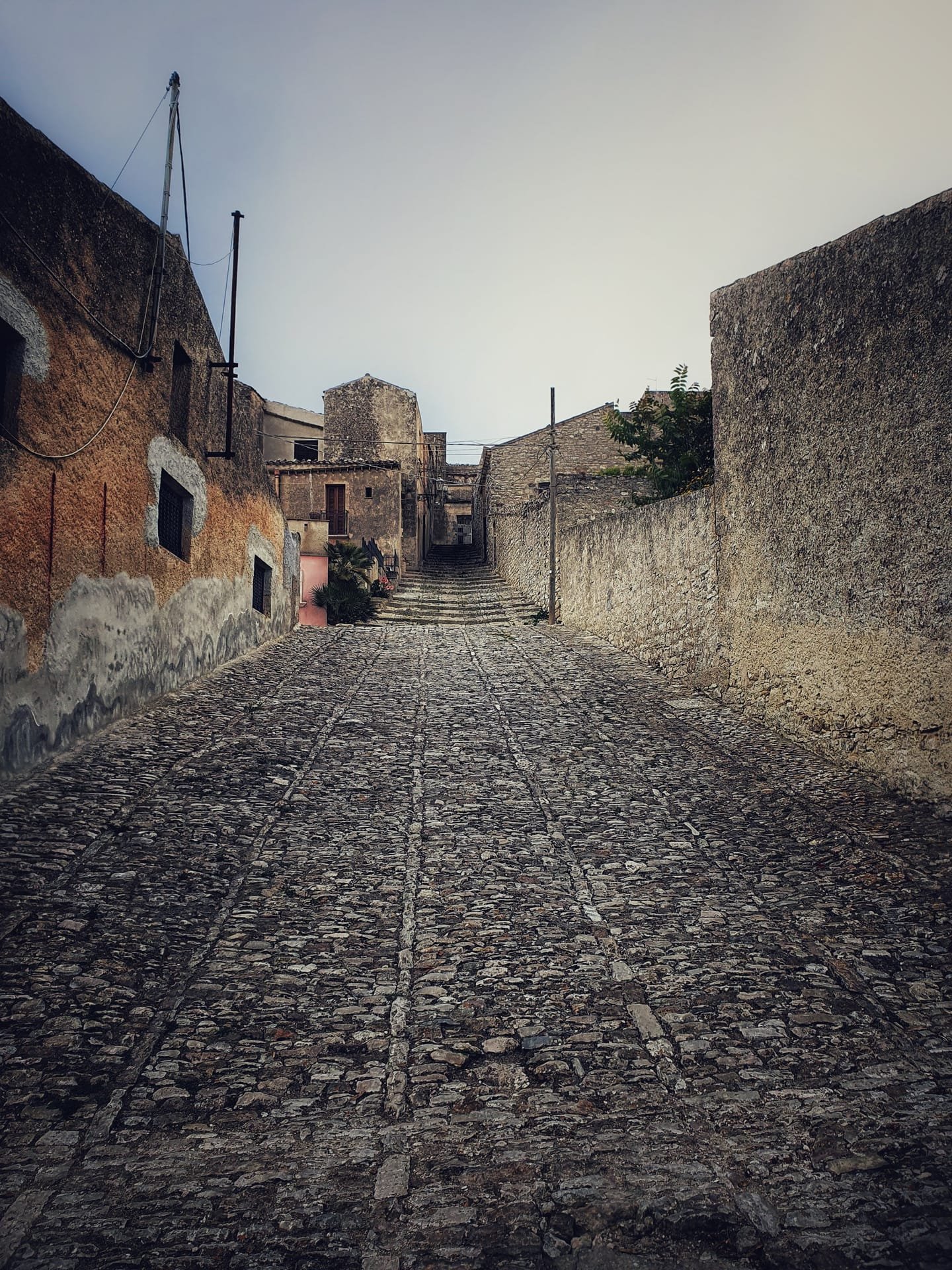 Vista dall'alto tra le nuvole a Erice