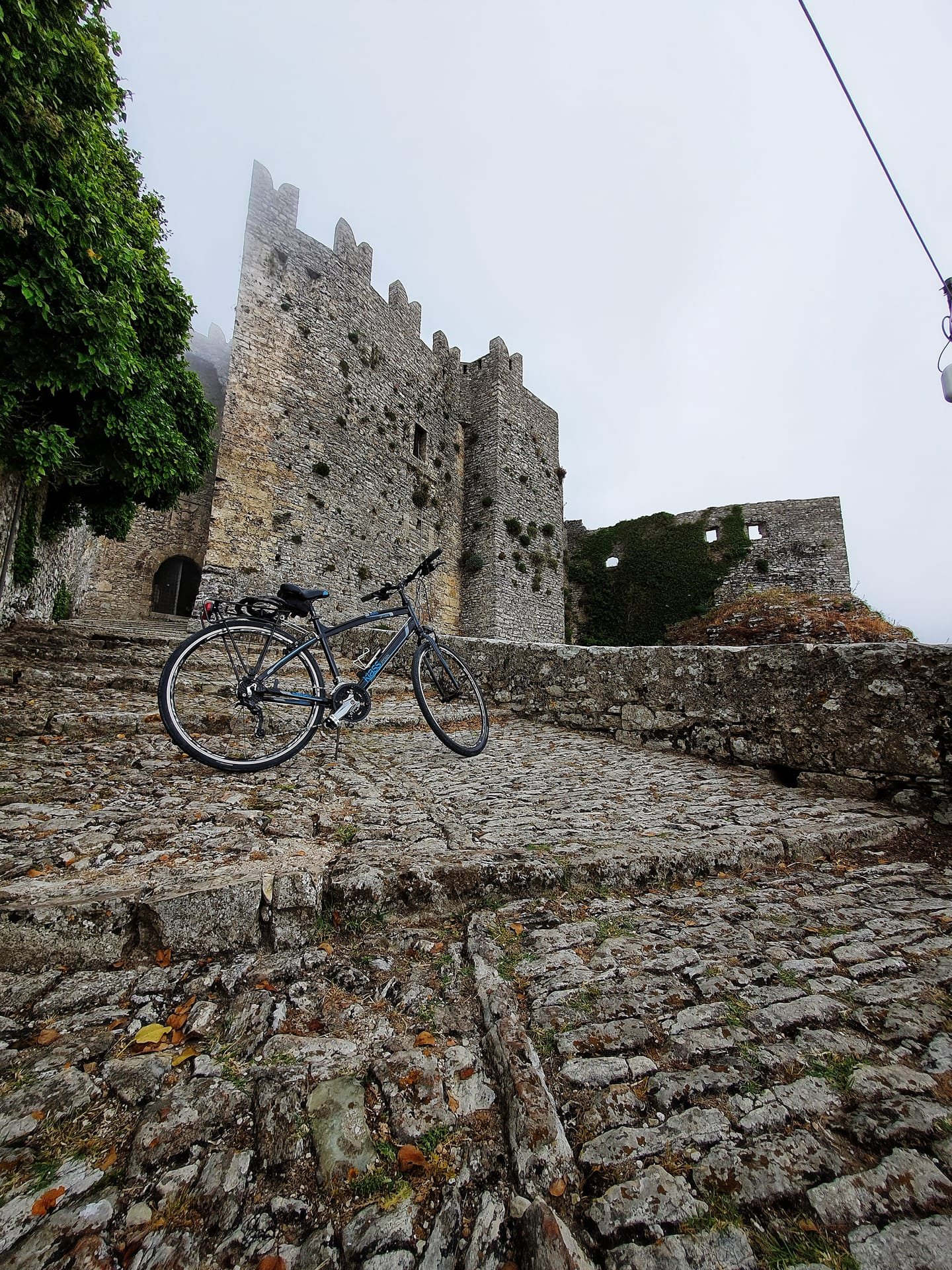 Il borgo di Erice avvolto dalle nuvole