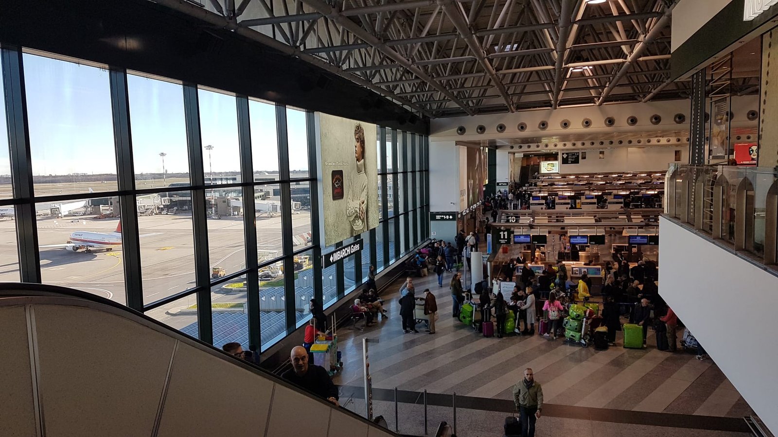 Coda al check-in in aeroporto prima della partenza