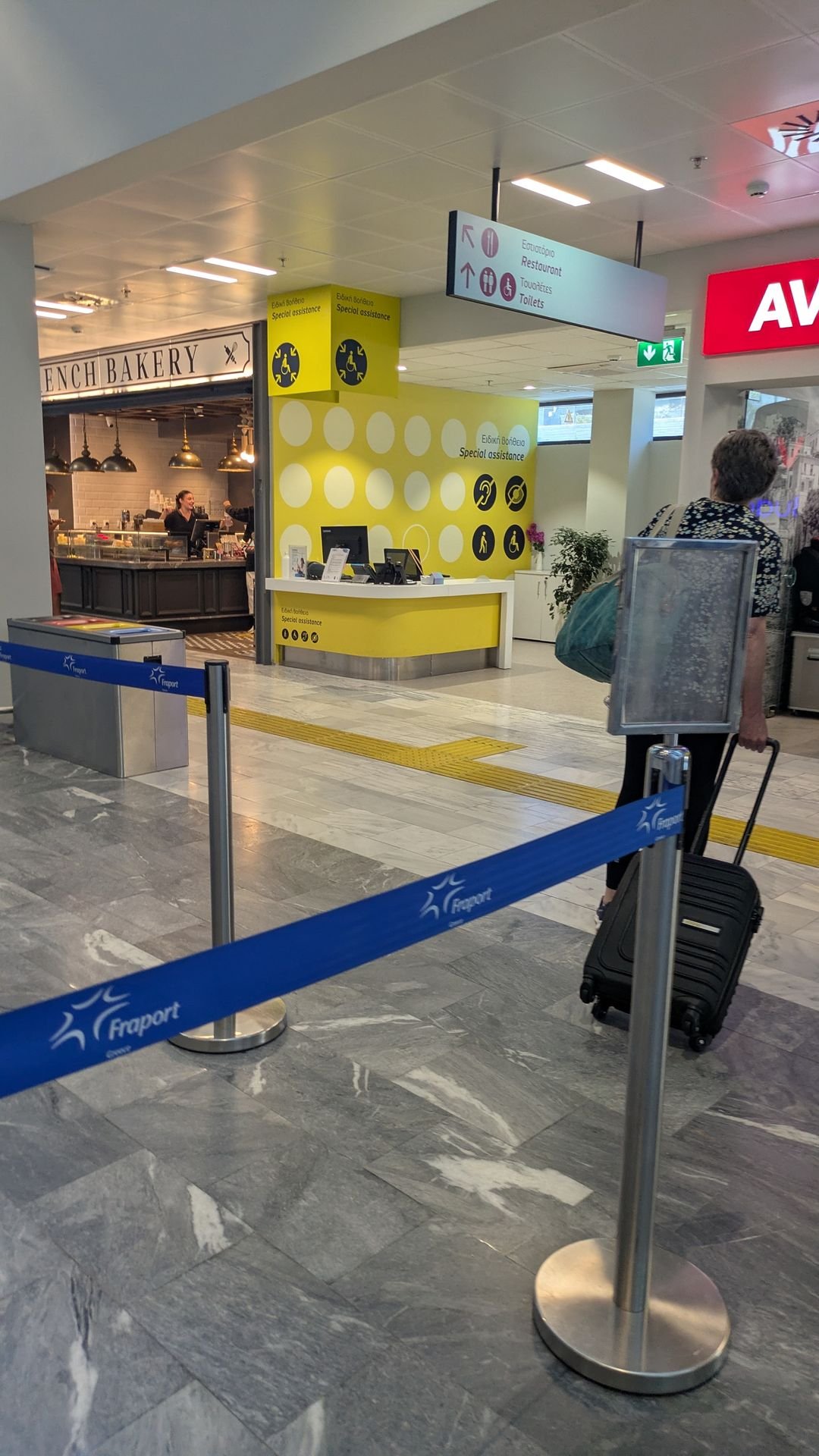 Zona partenze con bar e assistenza