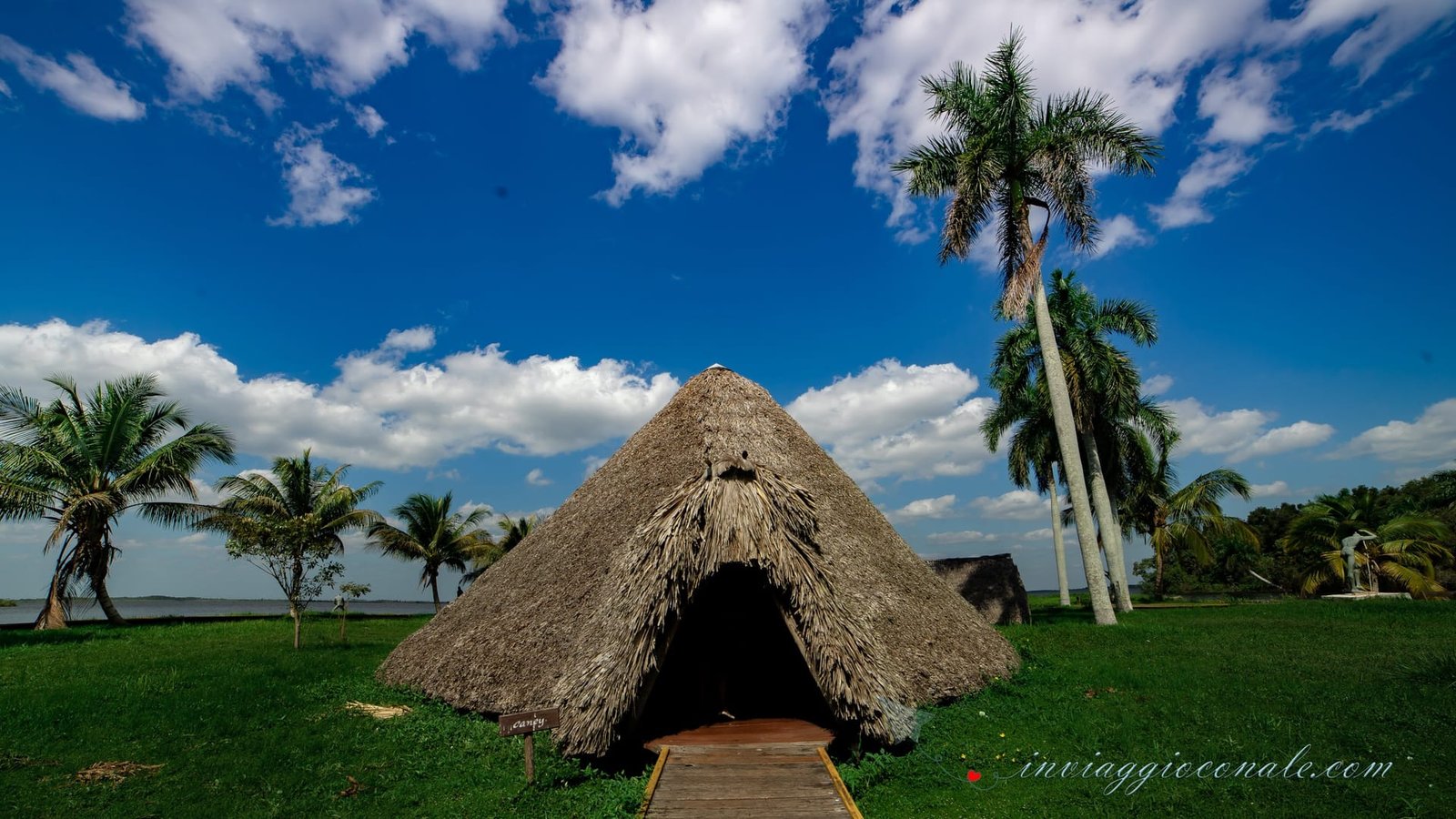 Statua indigena Taino nella laguna
