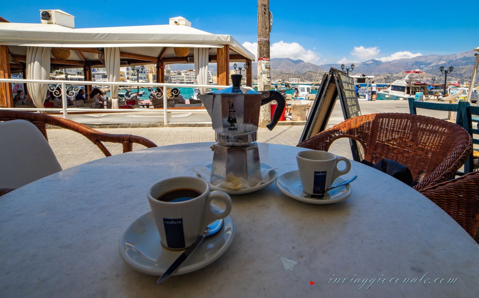 Un momento all'Angolo Caffè di Pigadia