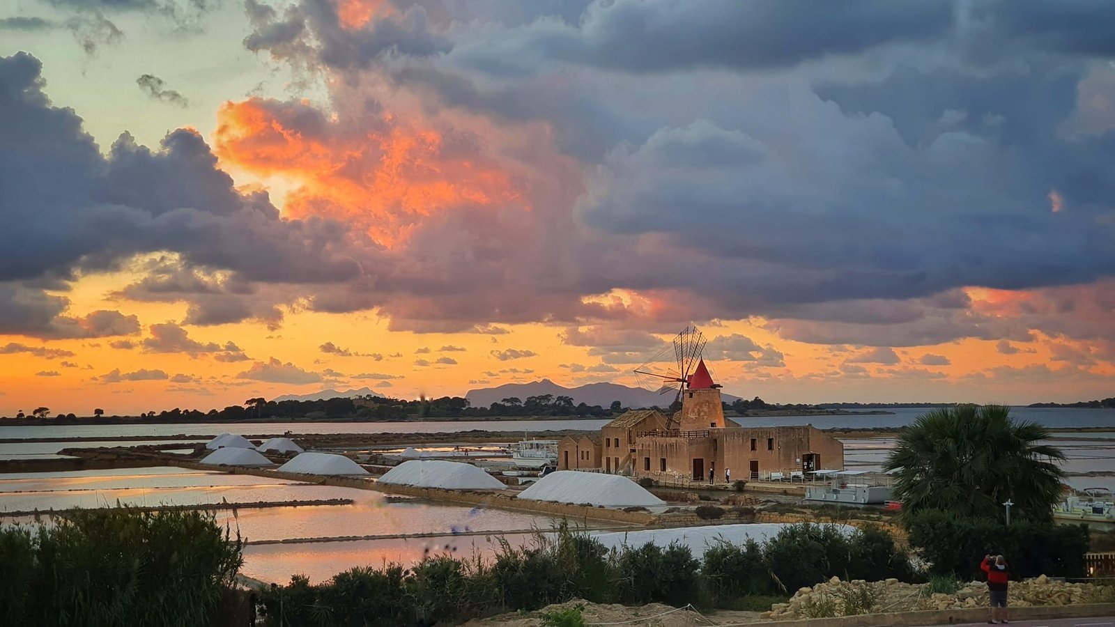 Le saline di Marsala al tramonto