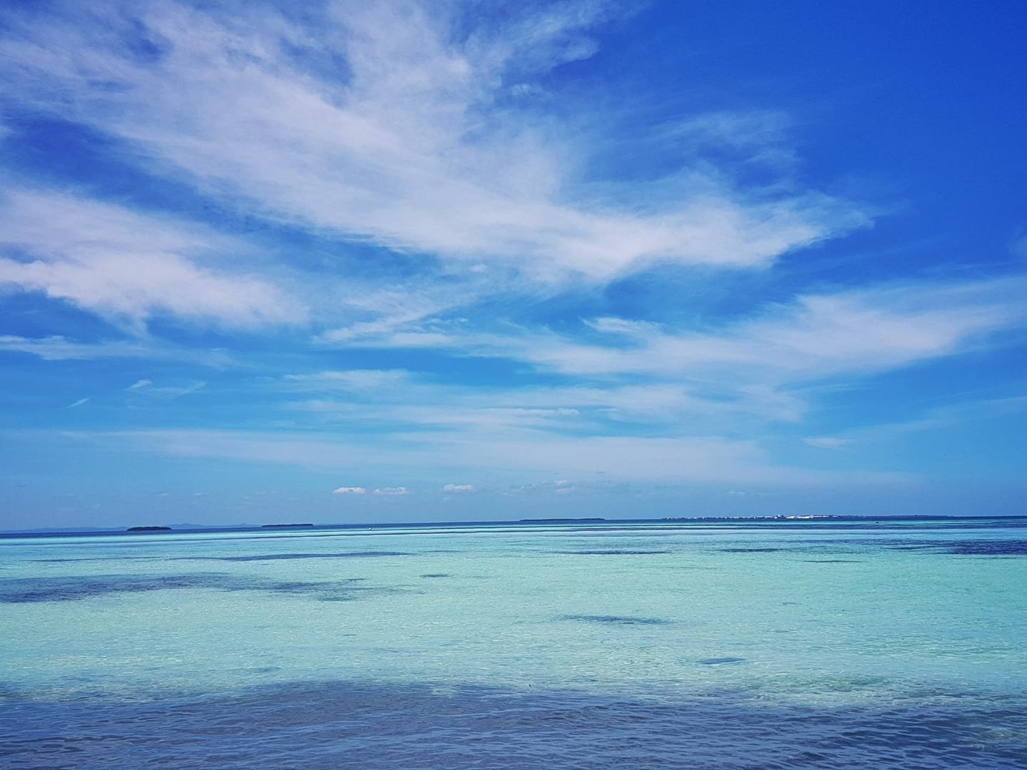 Il mare basso e trasparente di Cayo Blanco, a Cuba