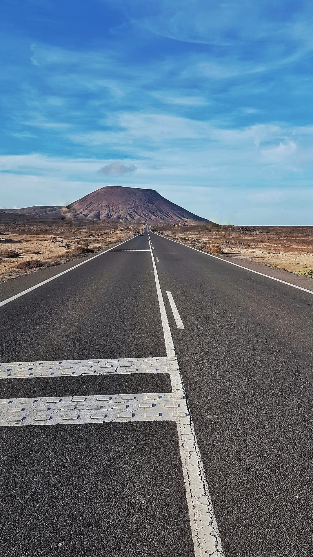 Una strada di Fuerteventura tra il deserto